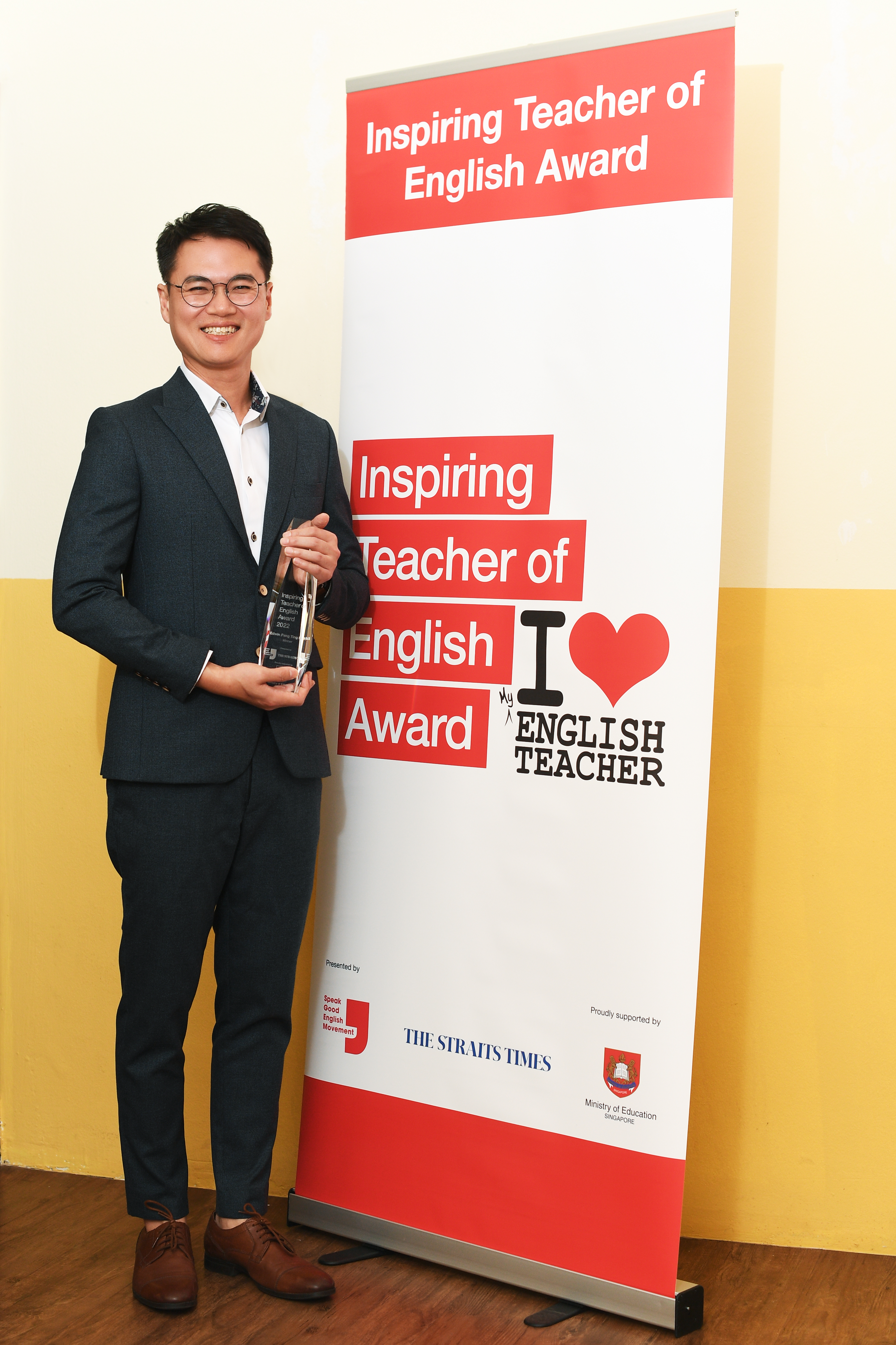 Edwin Pang Ting How standing with trophy