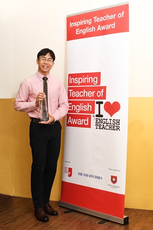 Lee De Yi standing with trophy
