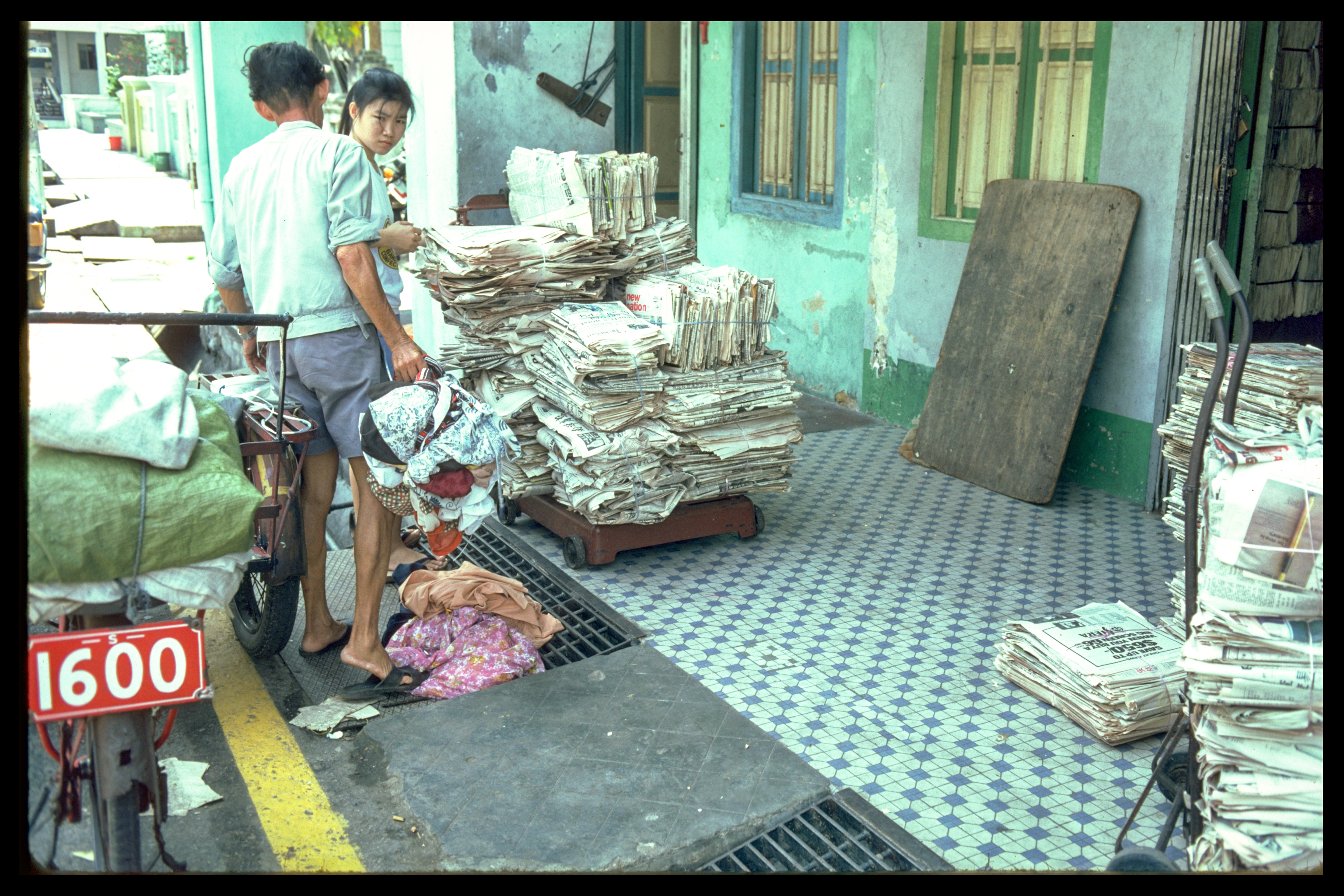 rag-and-bone man (colloquially known as <i>karung guni</i>)